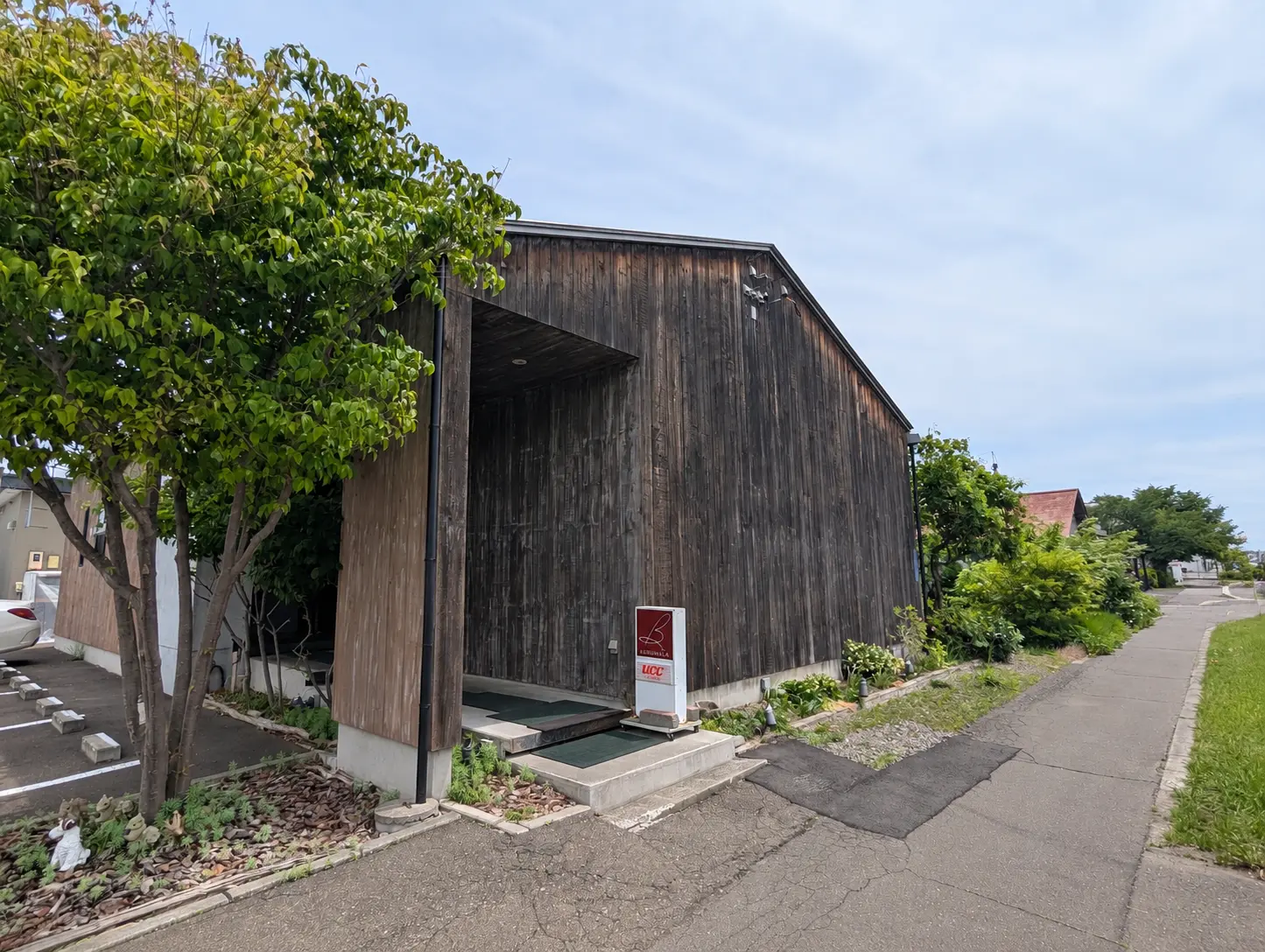 住宅街に佇むDELI MARKET BERUWALAの外観